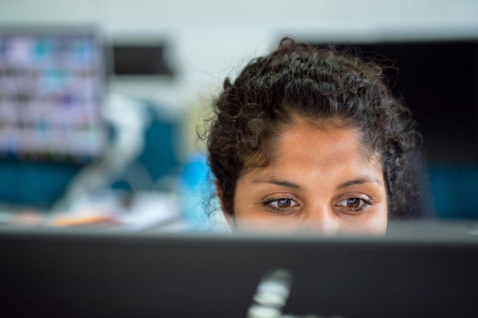 Corporate Finance Analystin bei der Arbeit mit Finanzmodellen