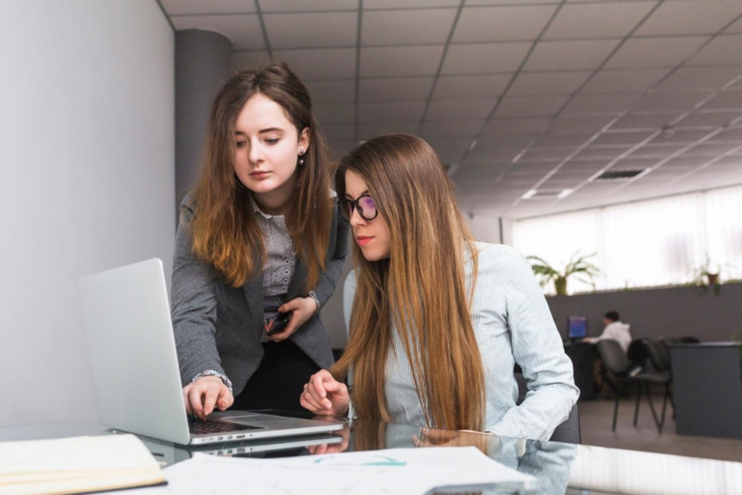 Moderne Finanzabteilung mit professionellen Analysetools