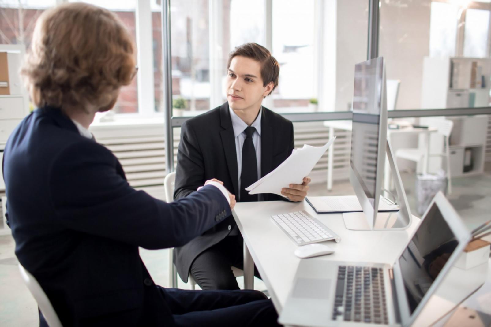 Professionelle Finanzberatung in modernem Büroumfeld
